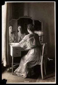 Muotokuva Jobyna Howlandista istumassa peilipöytänsä ääressä, 1908-9 (hopeagelatiiniprintti)