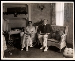 Muotokuva herra ja rouva Howardista istumassa istumahuoneessa heidän kotonaan osoitteessa 200 5th Avenue, New York, 1916-6 (hopeagelatiinivedos).