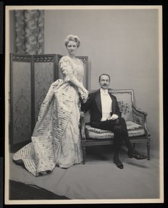 Muotokuva tuntemattomasta miehestä ja naisesta James Hazen Hyde Ballissa New Yorkissa 31. tammikuuta 1905 (hopeagelatiiniprintti)