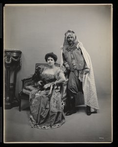 Muotokuva tuntemattomasta miehestä ja naisesta James Hazen Hyde Ballissa New Yorkissa 31. tammikuuta 1905 (hopeagelatiiniprintti)