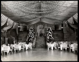 Ritz-Carlton-hotellin vastaanottohuone, 1915 tai 1916 (hopeagelatiinivedos).