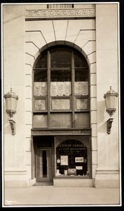 En Route Service, Inc:n myymälä Savoy Plaza -hotellissa, 59th Street ja 5th Avenue, New York, 1928 (hopeagelatiiniprintti) tekijältä Byron Company