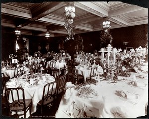 Pöydät katettu Electric Clubin juhlaan Hotel Delmonicossa, 1902 (hopea gelatiiniprintti)