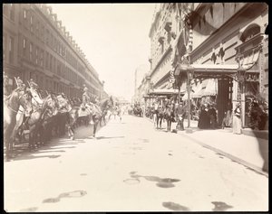Kuvernöörin henkilökunta odottaa Li Hung Changin saapumista Waldorf Astoria -hotelliin New Yorkissa, 1896 (hopeagelatiiniprintti)