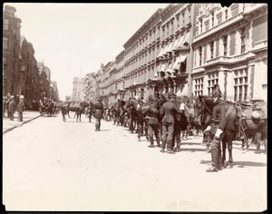 Kuvernöörin henkilökunta odottaa Li Hung Changin saapumista Waldorf Astoria -hotelliin, 34th Street, New York, 1896 (hopeagelatiiniprintti) tekijältä Byron Company