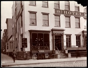 Hotel Martin 19 Lafayette Place, New York, 1896 (hopeagelatiinipaino). tekijältä Byron Company