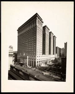Hotel Pennsylvania, 7th Avenue ja 32nd Street, New York, 1919 (hopeagelatiiniprintti) tekijältä Byron Company