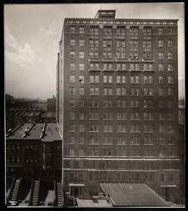 Hotel Robert Fulton, 228 West 71st Street, New York, 1920 (hopeagelatiiniprintti) tekijältä Byron Company