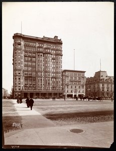 Hotel Savoy 59th Streetin ja 5th Avenuen kulmassa, näkymä Central Parkin sisäänkäynniltä, New York, 1898 (hopeagelatiinivedos). tekijältä Byron Company