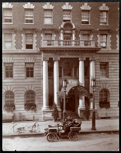 The Hotel Somerset, 150 West 47th Street, New York, 1904 (hopeagelatiiniprintti) tekijältä Byron Company