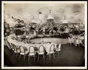 Wienin katto St. Regis -hotellissa, 1937 (hopeagelatiinipaino).