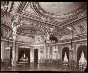 Hotel Savoyn juhlasali, noin 1895-96 (hopeagelatiinipaino). tekijältä Byron Company