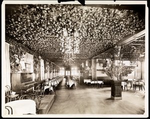 Ruokasali Hotel Dolphinissa, New York, 1915 (hopeagelatiiniprintti) tekijältä Byron Company