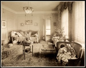 Sviitin 1047 salonki Hotel Majesticissa, 1925 (hopeagelatiiniprintti) tekijältä Byron Company