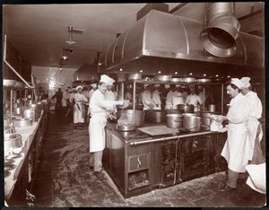 Ritz-Carlton-hotellin keittiö, n. 1910-1911 (hopeagelatiiniprintti)