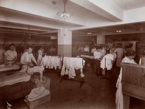 Hotelli McAlpinin pesutupa, 1913 (hopeagelatiiniprintti)