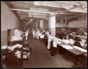 Hotelli McAlpinin pesutupa, 1913 (hopeagelatiiniprintti)