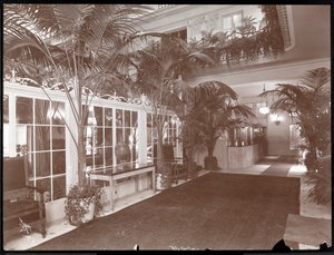 Ritz-Carlton-hotellin aula ja rekisteröintipöytä, n. 1910-1911 (hopeagelatiiniprintti) tekijältä Byron Company