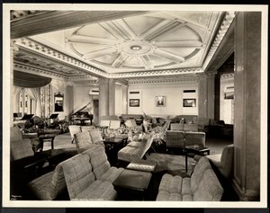 Loungesta katsottuna itään Hotel White, 37th Streetin ja Lexingtonin kulma, New York, 8. maaliskuuta 1937 (hopeagelatiinivedos). tekijältä Byron Company