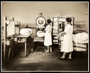 Kaksi afroamerikkalaista naista punnitsemassa pussia pyykkiä Carolyn Laundryssa osoitteessa 111 East 128th Street, East Harlem, New York, 1928 (hopeagelatiiniprintti)