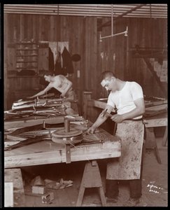 Kaksi miestä työskentelee Harrington Piano Co.:n tehtaalla, 1907 (hopeagelatiiniprintti)