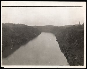 Näkymä Panaman kanavan vastakaivetusta osasta rakentamisen aikana, 1912 tai 1913 (hopeagelatiinipaino). tekijältä Byron Company