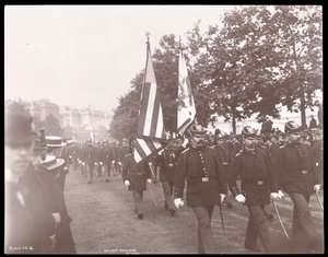 Näkymä Bostonin muinaisesta tykistöstä marssimassa paraatissa Lontoossa, Englannissa, 1897 (hopeagelatiiniprintti)