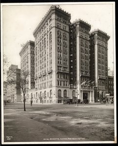 Näkymä Hotel Majesticiin 72nd Streetillä Central Park Westin toiselta puolelta, New York, 1920 (hopeagelatiinivedos). tekijältä Byron Company