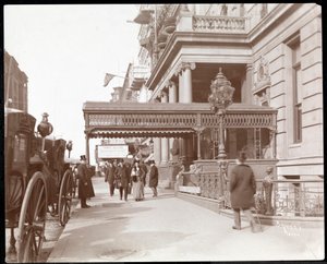 Näkymä Manhattan-hotelliin 42nd Streetin ja Madison Avenuen kulmassa, New York, 1900 tai 1901 (hopeagelatiinivedos). tekijältä Byron Company
