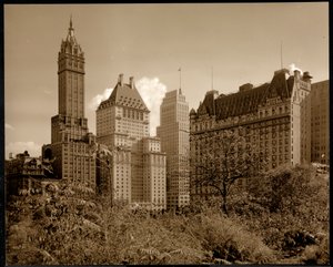 Näkymä Savoy Plaza -hotellista, 59th Street ja Fifth Avenue, New York, n. 1937 (hopeagelatiiniprintti) tekijältä Byron Company
