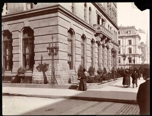 Näkymä Waldorf Astoria -hotellista ja J. J. Astor -asunnosta 5th Avenuella osoitteessa 33rd and 34th Street, New York, 1895 (hopeagelatiiniprintti)