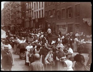 Näkymä väkijoukosta ja kauppiaista Hester Streetillä, New Yorkissa, 1899 (hopeagelatiiniprintti) tekijältä Byron Company