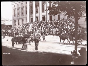 Näkymä väkijoukosta Brooklyn Borough Hallin portailla Brooklynin poliisiparaatin aikana, 1897 (hopeagelatiiniprintti) tekijältä Byron Company