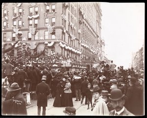 Näkymä väkijoukosta Waldorf Astoria -hotellin lähellä 34th Streetillä Dewey Paraden aikana Fifth Avenuella, New York, 1899 (hopeagelatiinivedos).
