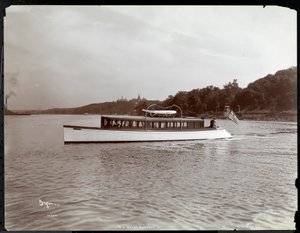 Näkymä jahti Delicia of the New York Yacht, Launch und Engine Co.:sta Hudson-joella lähellä Morris Heightsia, New York, 1903 (hopeagelatiiniprintti) tekijältä Byron Company