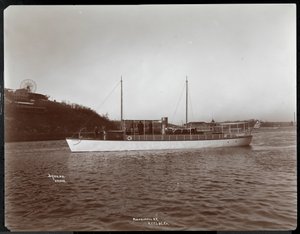 Näkymä New York Yacht, Launch und Engine Co:n jahdista Mousquetaire Harlem-joella, New York, 1905 (hopeagelatiinivedos). tekijältä Byron Company