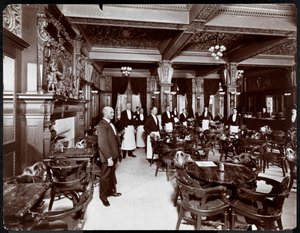 Tarjoilijoita kahvilassa Hotel Delmonicossa, 1902 (hopeagelatiinipaino). tekijältä Byron Company