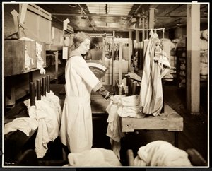 Naiset merkitsevät pyykkipusseja Carolyn Laundryssa osoitteessa 111 east 128th Street, East Harlem, New York, 1928 (hopeagelatiiniprintti)
