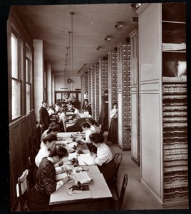 Naiset työskentelevät arkistointihuoneessa, miehen valvonnassa, Metropolitan Life Insurance Co.:ssa osoitteessa 23rd Street ja Madison Avenue, New York, 1907 (hopeagelatiiniprintti) tekijältä Byron Company