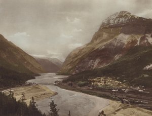 Field, British Columbia ja Mount Stephen (värikuva)