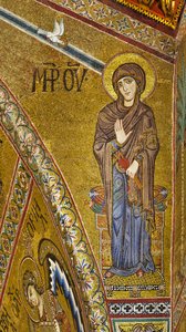 Apsi: Ilmoita neitsyt, bysanttilainen mosaiikki kultaisella taustalla apsin tympanumissa (mosaiikki) tekijältä Byzantine