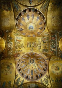 Bysanttilainen arkkitehtuuri: näkymä kupoleista, joissa on mosaiikit kultaisella taustalla (romaaninen ja bysanttilainen tyyli), jotka kuvaavat helluntailaista (1250-1300) ja Ascensionia (1200-luvun alku). Basilica San Marco (Basilica of San Marco) Venetsi tekijältä Byzantine