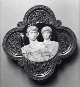Cameo, joka kuvaa keisari Honoriusa (395-423) ja hänen vaimoaan Mariaa (norsunluu ja metalli) (katso myös 189590) tekijältä Byzantine