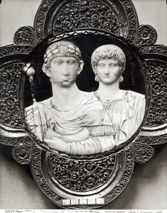 Cameo, joka kuvaa keisari Honoriusa (395-423) ja hänen vaimoaan Mariaa (norsunluu ja metalli) (katso myös 189591) tekijältä Byzantine