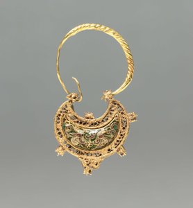 Puolikuun muotoinen korvakoru tekijältä Byzantine