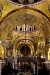 Bysanttilainen arkkitehtuuri: näkymä eteläiselle poikkisuihkulle (kupolin dediee Saint Leonardille), ruusuke. 1542-1551 Basilica di San Marco (Pyhän Markuksen basilika), Venetsia