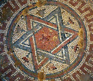 Yksityiskohta mosaiikkilattiasta, joka kuvaa Daavidin tähteä Bysantin kirkosta Shilohissa, Länsirannalla, 4. vuosisadalla jKr. (mosaiikki)