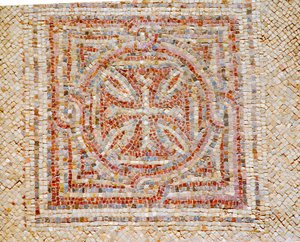 Yksityiskohta rististä Bysantin kirkon mosaiikkilattiasta Shohamissa Israelissa, noin 500-luvulla jKr. (mosaiikki) tekijältä Byzantine Byzantine