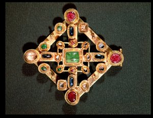 Rintakoru kreikkalaisen ristin muodossa (kulta ja jalokivet) tekijältä Byzantine School