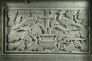 Riikinkukot ja viiniköynnökset (marmori) tekijältä Byzantine School